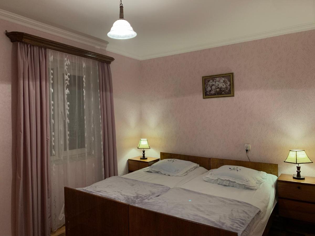 Guest House T&N Kutaisi Bagian luar foto