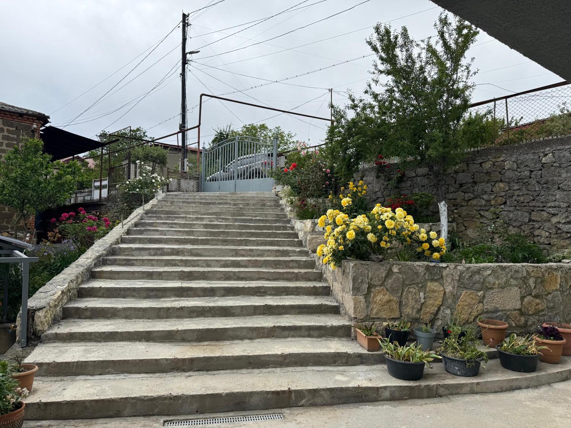 Guest House T&N Kutaisi Bagian luar foto