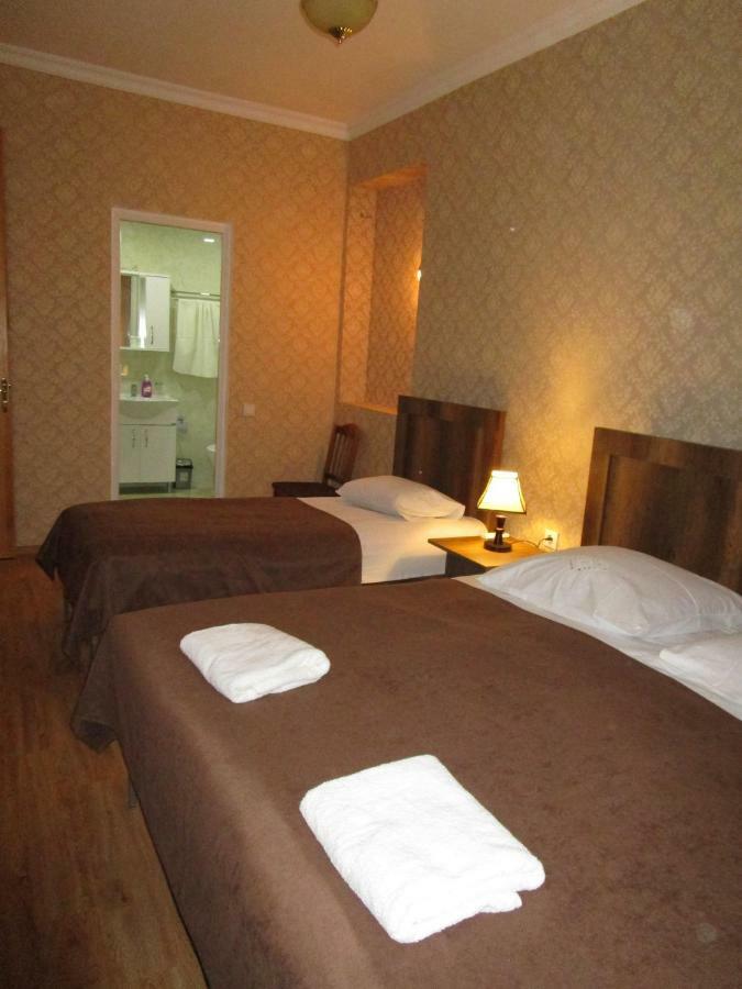 Guest House T&N Kutaisi Bagian luar foto