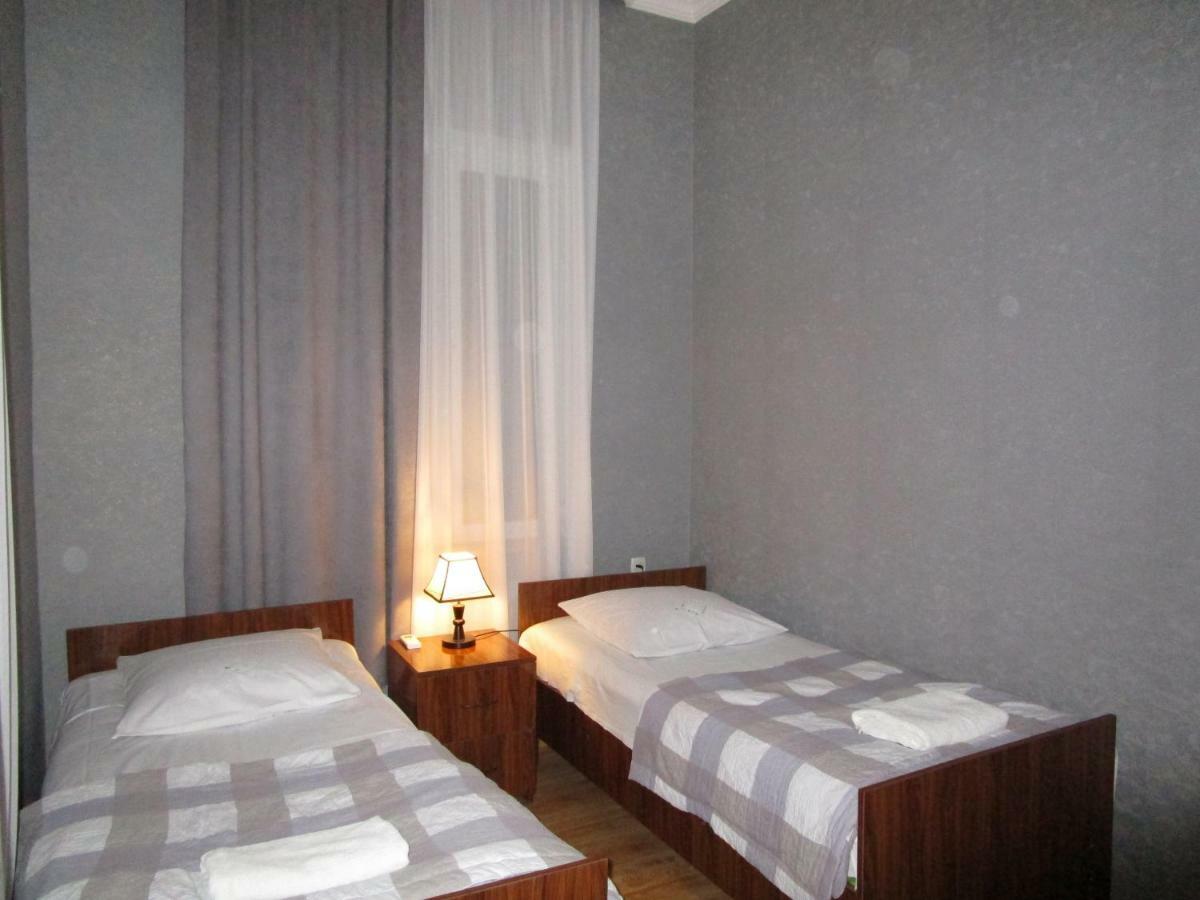 Guest House T&N Kutaisi Bagian luar foto